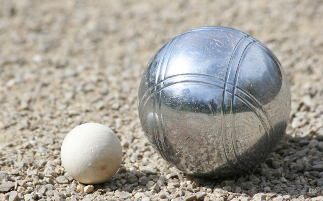 gros plan sur une boule de pétanque et son cochonnet