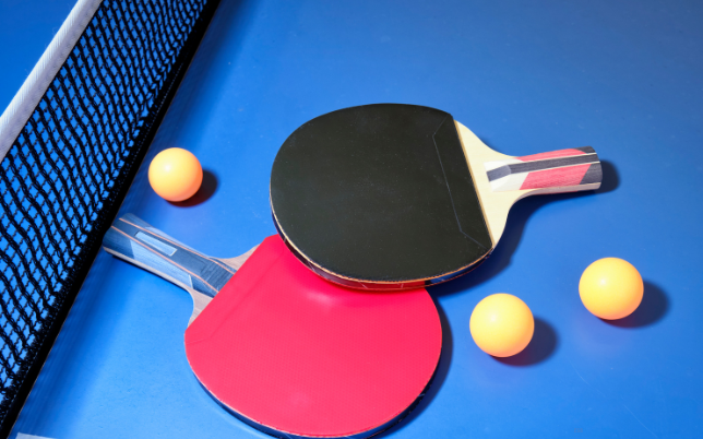 gros plan sur raquettes et balle de tennis de table (ping pong)