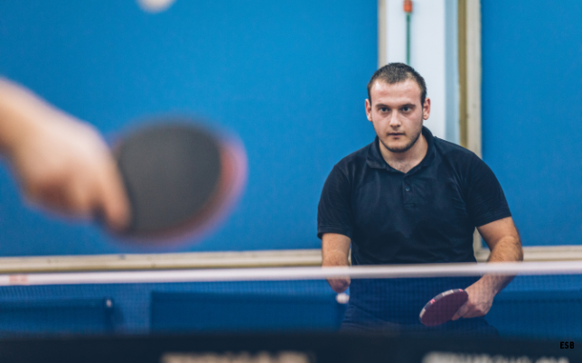 Homme en situation de handicap jouant au tennis de table