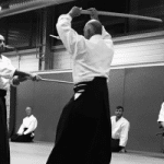 Combat Aïkido affrontement au bokken (photo en noir et blanc)