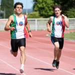 2 hommes qui courent sur la piste d'athlétisme de bruges