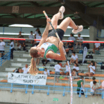 Femme faisant un saut à la perche