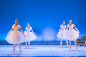 4 petites ballerines sur scene avec tutu lors d'un spectacle de danse classique