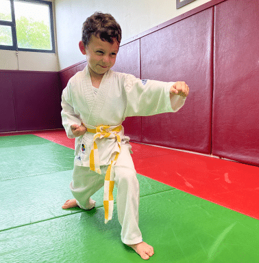 Petit garçon qui pose comme un judoka professionnel ESB bruges