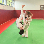 Prise de karaté entre 2 femmes judoka lors d'un cours au dojo de l'ESB