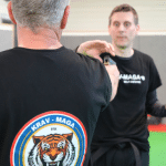 Cours de krav maga ESB bruges - Victime se défendant de son agresseur en le désarmant