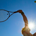 Ombre d'un homme qui smatch au tennis