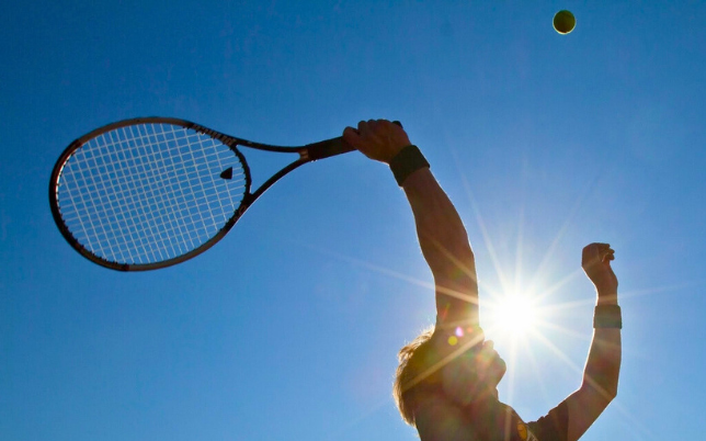 Ombre d'un homme qui smatch au tennis