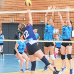 2 équipes s'affrontant au filet de volley