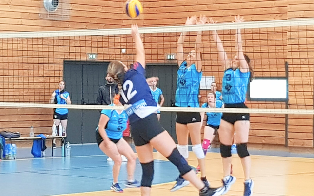 2 équipes s'affrontant au filet de volley